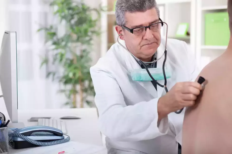 lekarz bada mężczyznę